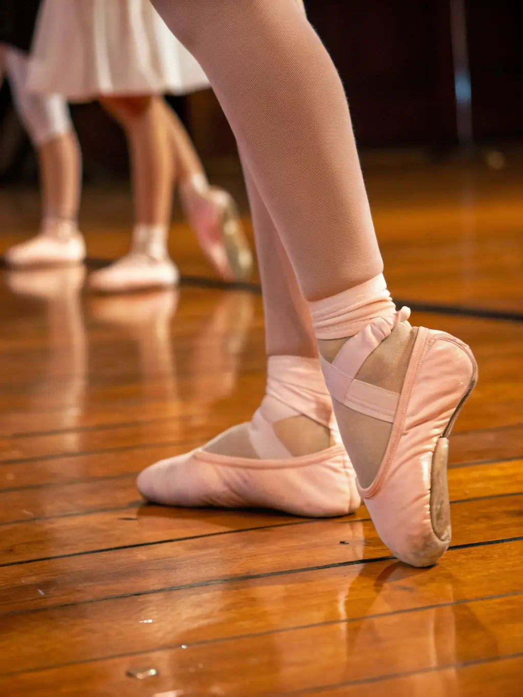 A close-up shot of dancers' feet moving gracefully during a Belle Époque waltz, emphasizing the beauty and sophistication of the dance style taught by Ballades et Contredanses.